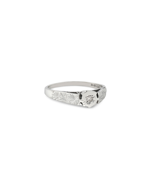 VINTAGE 9CT WHITE GOLD DIAMOND CUT DETAIL RING FEATURING CUBIC ZIRCONIA