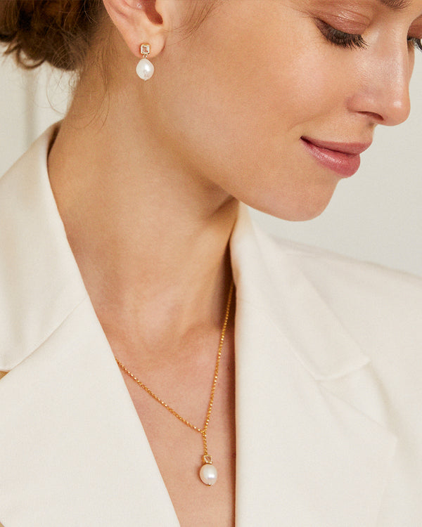 Bella Pearl Earrings
