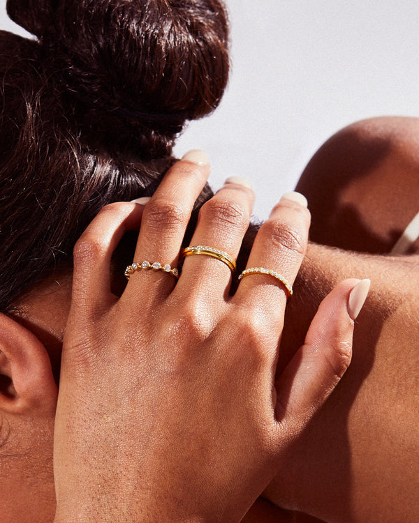 Round & baguette cut natural diamond ring in yellow gold