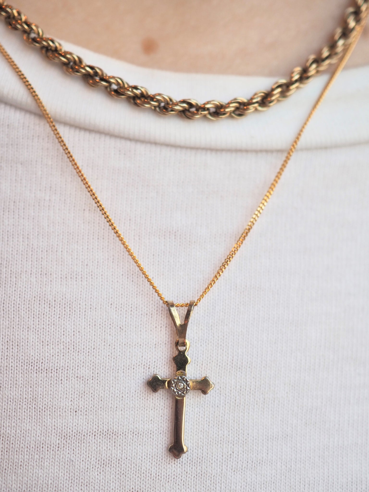 VINTAGE 9CT YELLOW GOLD DIAMOND SET CROSS