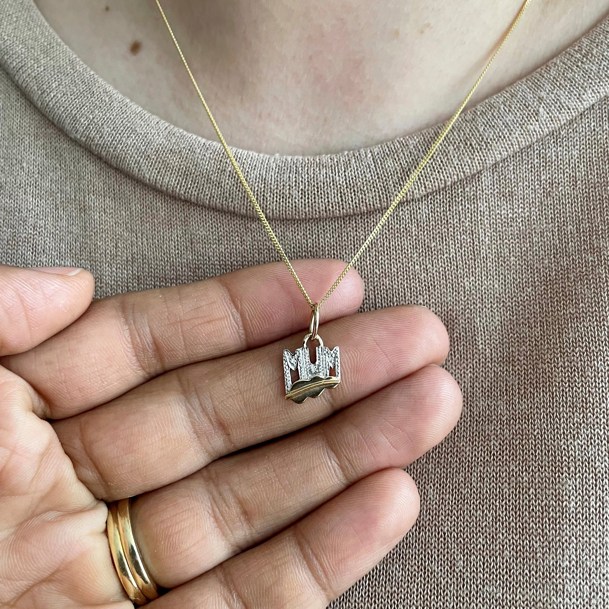 VINTAGE 9CT YELLOW GOLD MUM PENDANT