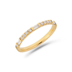 Round & baguette cut natural diamond ring in yellow gold